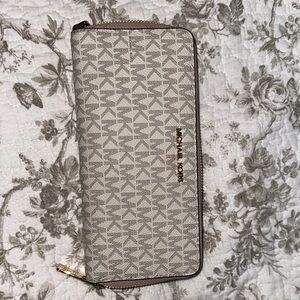 Michael Kors Patterned Cream Wallet with Gold Logo